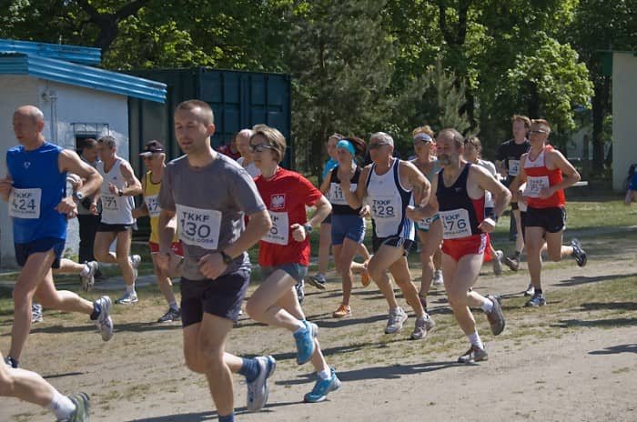 Biegacze na starcie XXI Crossu Cieplickiego