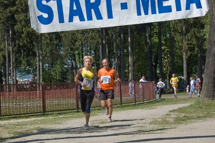 Biegacze na starcie XXI Crossu Cieplickiego