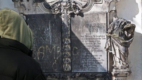 Nieletni wandal niszczył grobowce