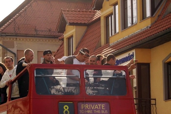 Studencka zabawa rozkręca się – video