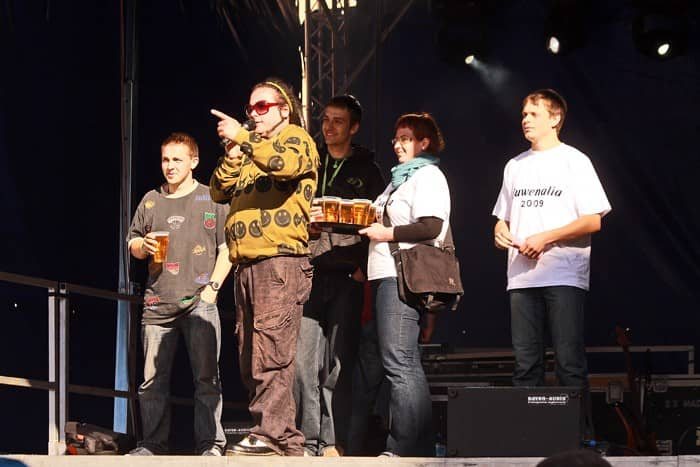 Studencka zabawa rozkręca się – video