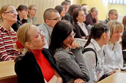 Kammel w trampkach wchodził na stół