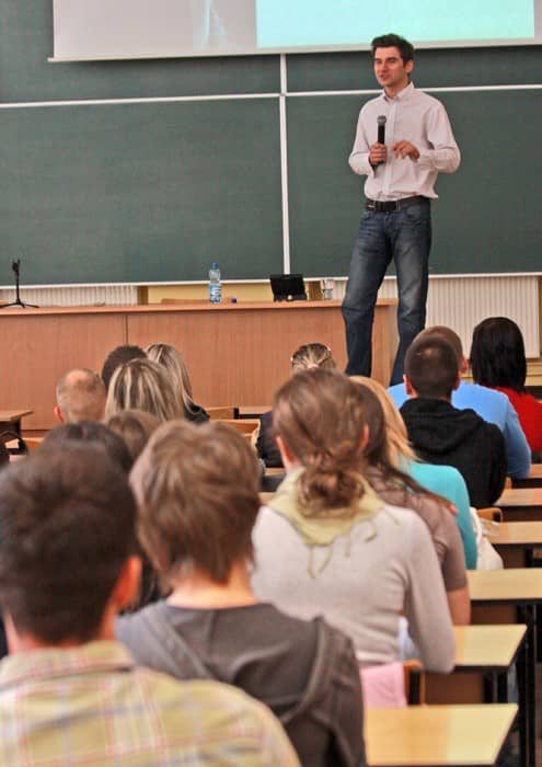 Kammel w trampkach wchodził na stół
