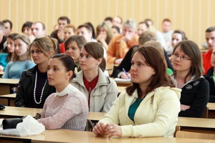 Kammel w trampkach wchodził na stół
