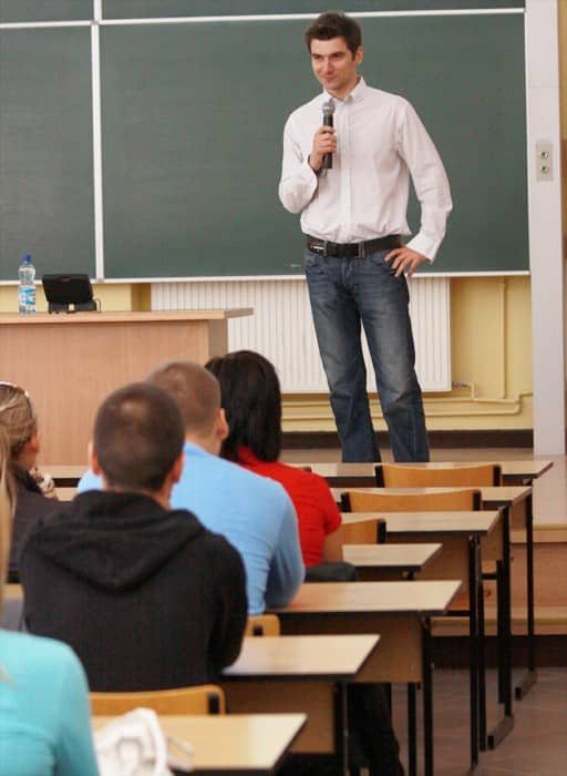Kammel w trampkach wchodził na stół