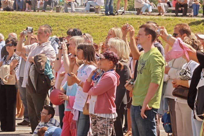 Święty Franciszek oświecił majówkę z kotami – video
