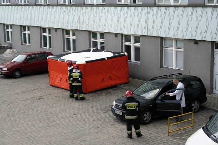 Samobójca wciąż w szpitalnym oknie