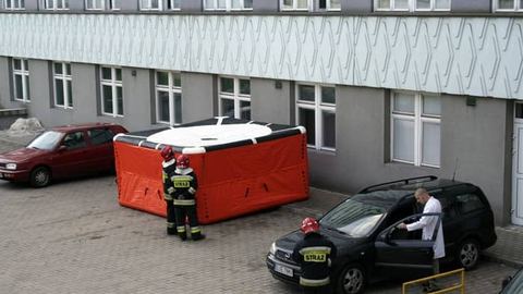 Samobójca wciąż w szpitalnym oknie