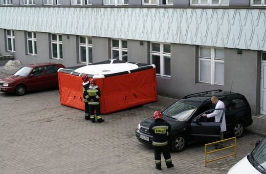 Samobójca wciąż w szpitalnym oknie