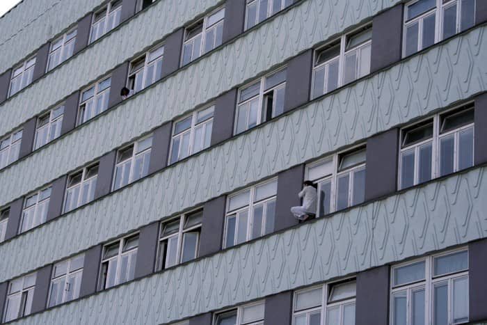 Samobójca wciąż w szpitalnym oknie