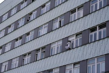 Samobójca wciąż w szpitalnym oknie
