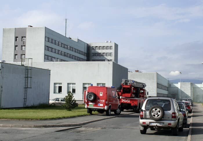 Samobójca wciąż w szpitalnym oknie