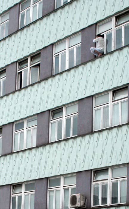 Samobójca wciąż w szpitalnym oknie