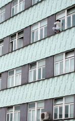 Samobójca wciąż w szpitalnym oknie