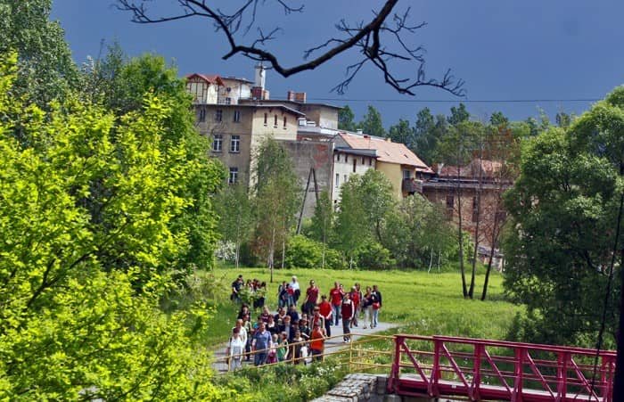 Średniowieczny śmietnik skarbcem dla archeologa – video