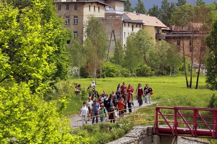 Średniowieczny śmietnik skarbcem dla archeologa – video