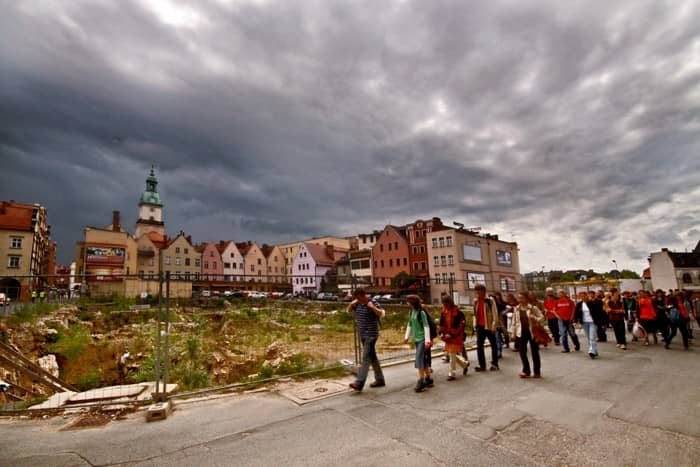 Średniowieczny śmietnik skarbcem dla archeologa – video