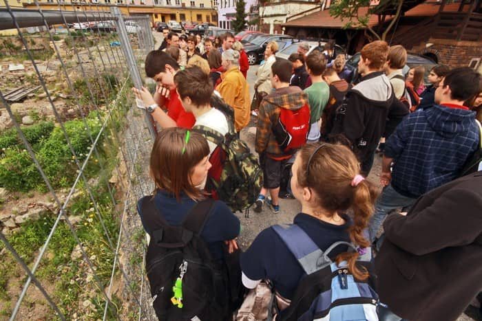 Średniowieczny śmietnik skarbcem dla archeologa – video