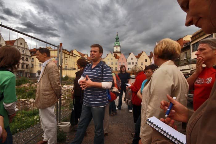 Średniowieczny śmietnik skarbcem dla archeologa – video