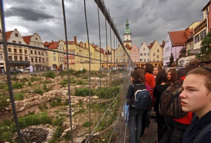Średniowieczny śmietnik skarbcem dla archeologa – video