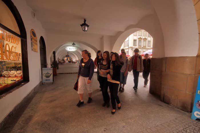 Średniowieczny śmietnik skarbcem dla archeologa – video