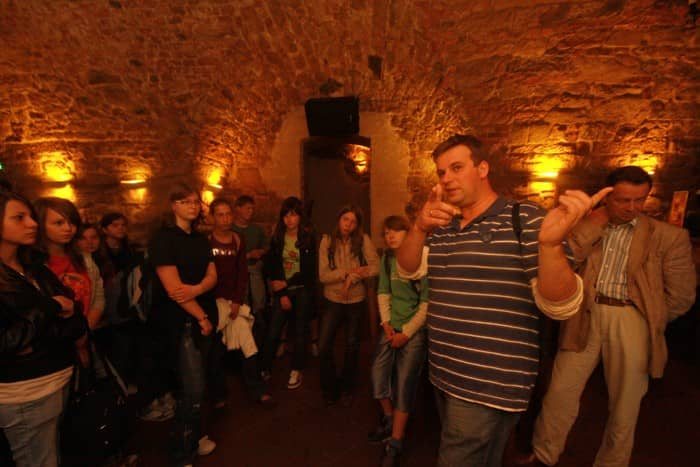 Średniowieczny śmietnik skarbcem dla archeologa – video
