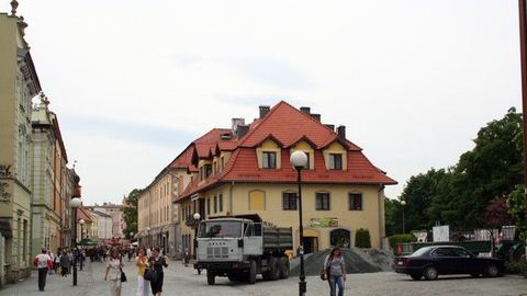 Po bruku latwiej w szpilkach