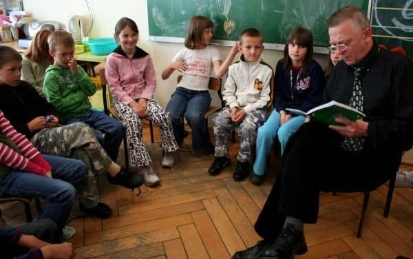 Wujcio Rysio czytał dzieciom