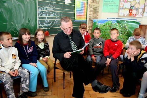 Wujcio Rysio czytał dzieciom