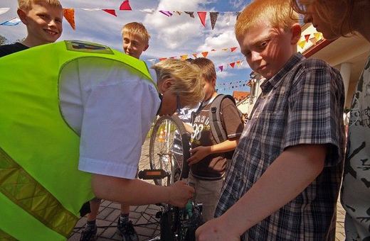 Danuta Razmysłowicz z policji podczas akcji znakowania rowerów przy okazji festynu w Cieplicach.