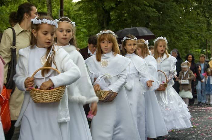Wyznanie wiary pod parasolami – video