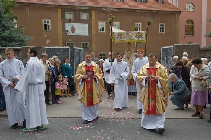 Wyznanie wiary pod parasolami – video