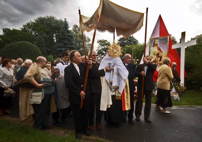 Wyznanie wiary pod parasolami – video