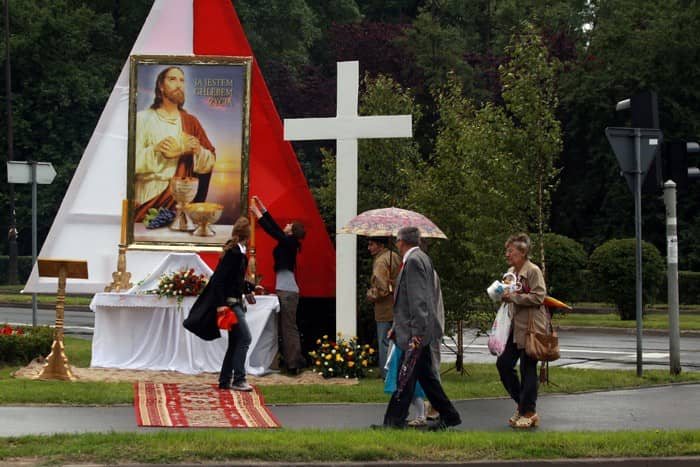 Wyznanie wiary pod parasolami – video