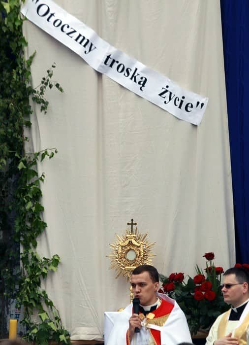 Wyznanie wiary pod parasolami – video