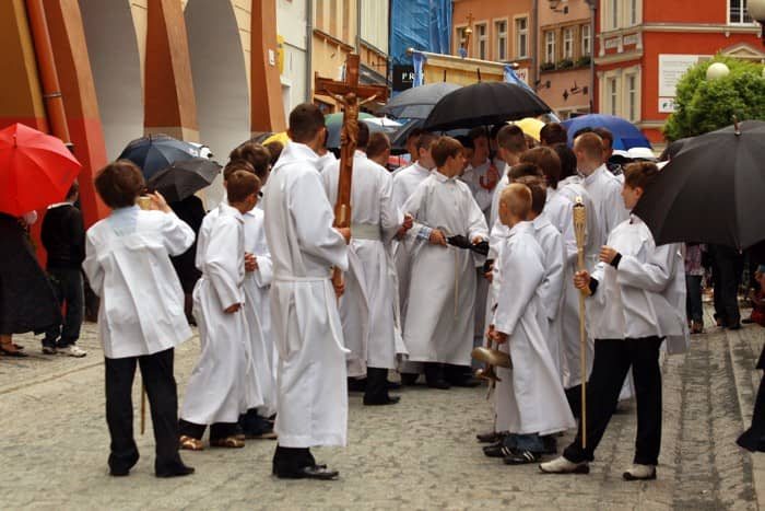 Wyznanie wiary pod parasolami – video