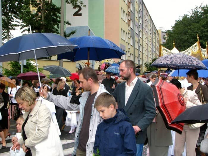 Wyznanie wiary pod parasolami – video