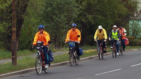 Rowerzyści podczas rajdu szlakiem tramwaju jeleniogórskiego. – Bezpieczniej jeździłoby nam się wydzieloną ścieżką – mówili.