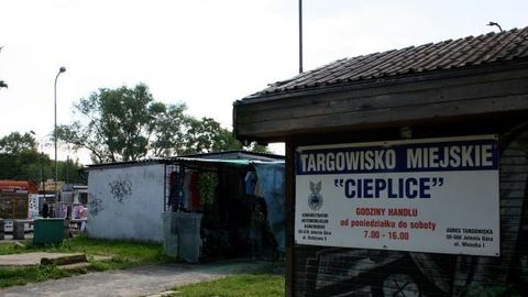 Palą śmieci na targowisku w Cieplicach?