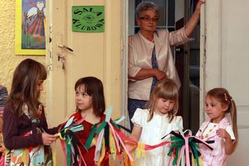 Taniec radości małych akademików