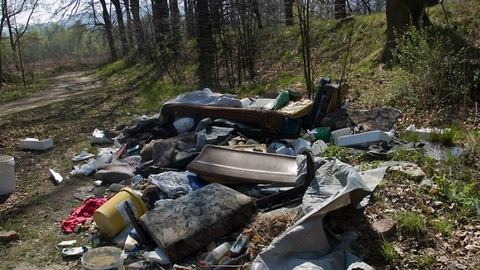 Toniemy w dzikich wysypiskach
