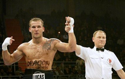 Łukasz Janik (14–0, 7 KO).
