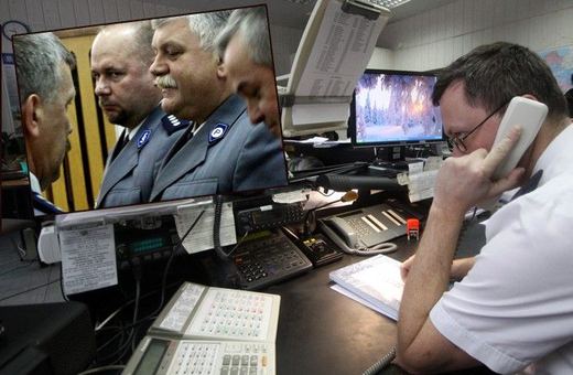Stanowisko kierowania w KMP Jelenia Góra. Stanisław Burnos – w środku – na małym zdjęciu.