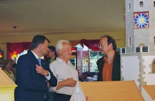 Marian Piasecki – w środku.