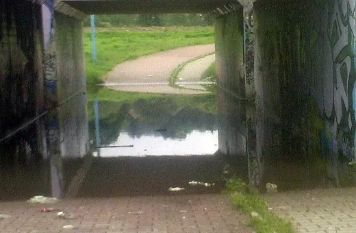 Pamiątka po ulewach: kałuża w przejściu pod obwodnicą blisko ulicy Obrońców Pokoju.
