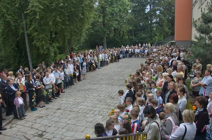 Zakończenie roku szkolnego przy SP nr 6. Za kilka miesięcy szkoła może wzbogacić się o cenny obiekt sportowy.