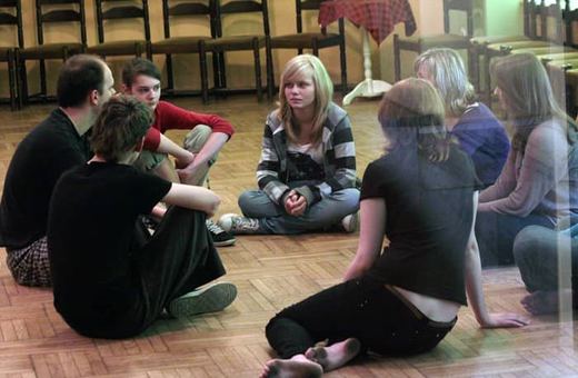 Poznają teatr od podszewki