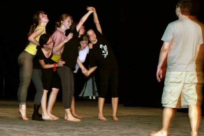 Poznają teatr od podszewki