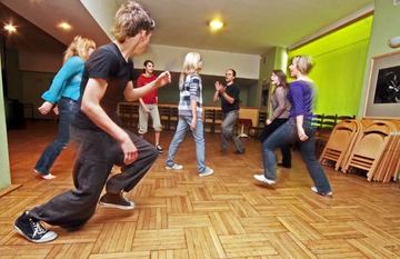 Poznają teatr od podszewki