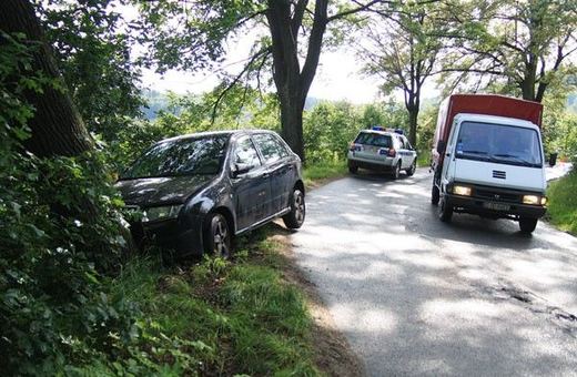 Czeszka rozbiła auto na drzewie